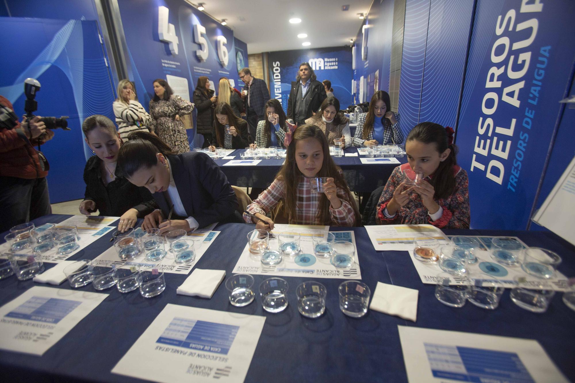 Las Belleas del Foc y sus damas hacen una cata de agua "a ciegas" en el Museo de Aguas de Alicante