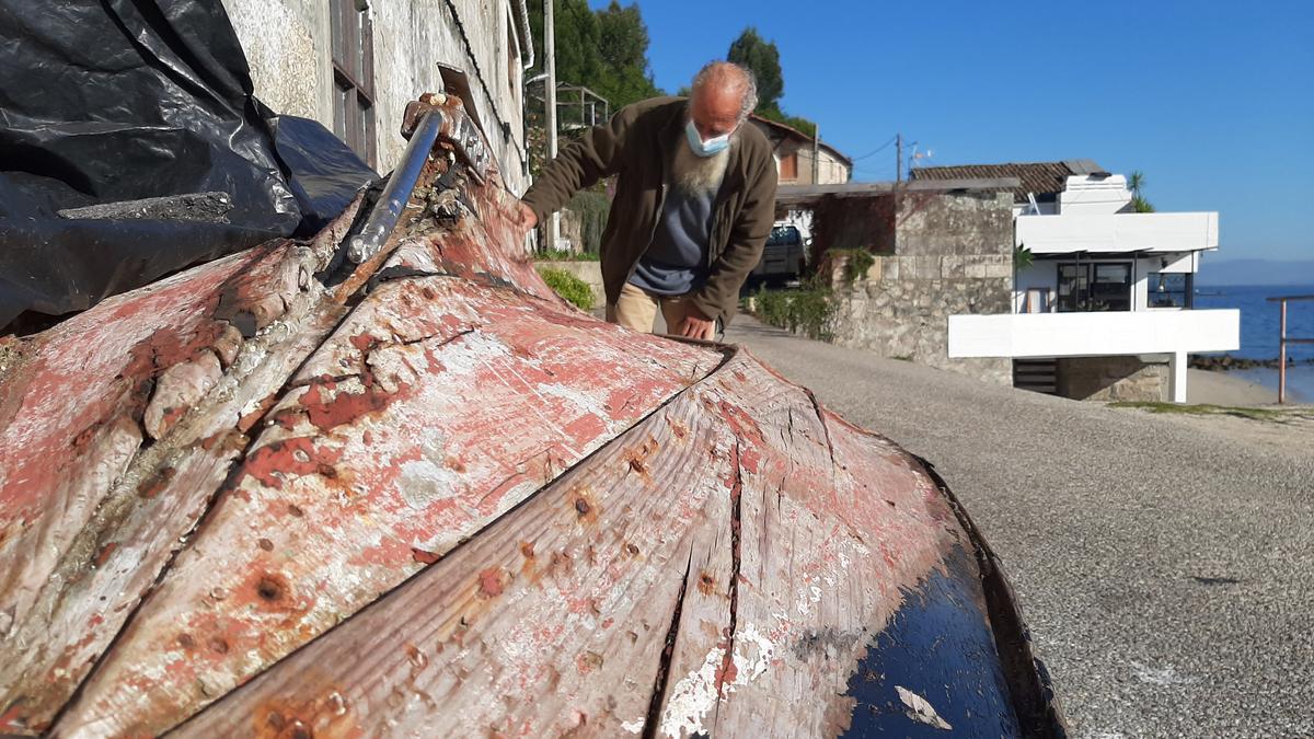 Domínguez inspecciona el pasado mes de octubre la dorna polbeira de Staffan Mörling, donada por la viuda a Os Galos.