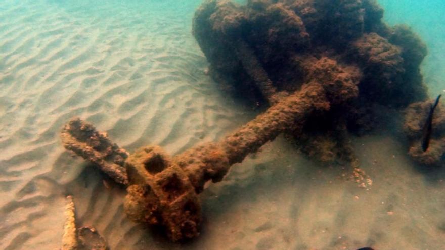 Restos del buque El Delfín en los fondos submarinos de la playa torroxeña de Calaceite.