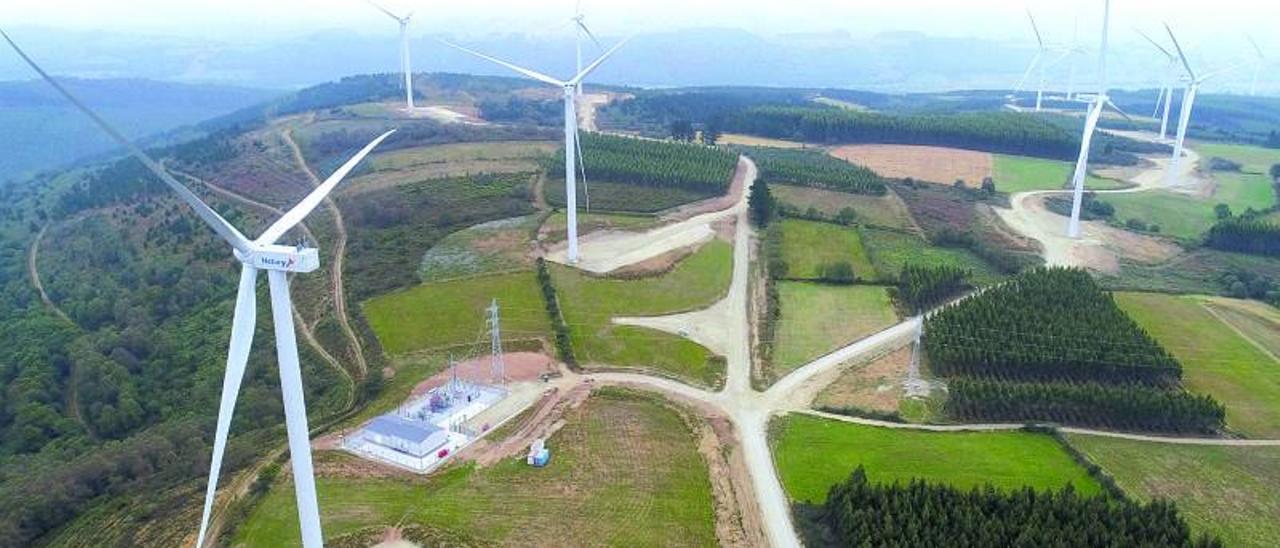 Parque eólico de la compañía en la localidad lucense de A Pastoriza.   | // NATURGY