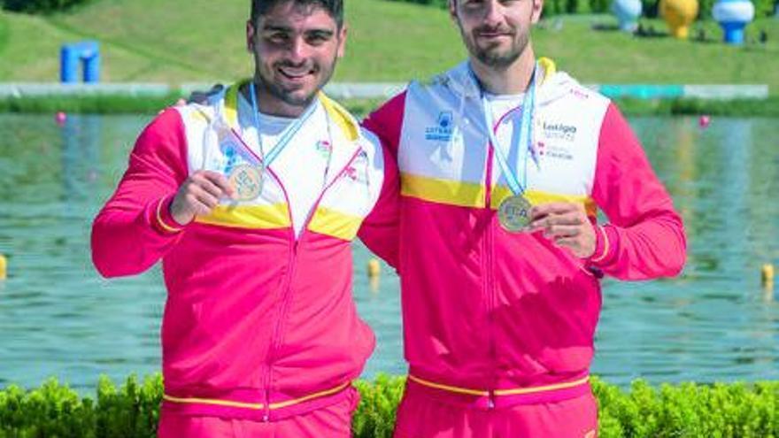 Graña (izquierda) y Pedrero, con sus medallas.  // RFEP