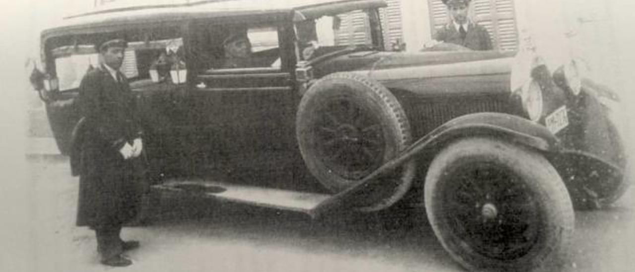 El primer coche funerario de sa Pobla, en una imagen tomada en 1945.