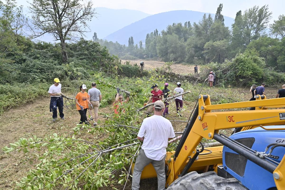 Voluntarios de Baros y Navasa haciendo labores de desbroce para defender sus pueblos
