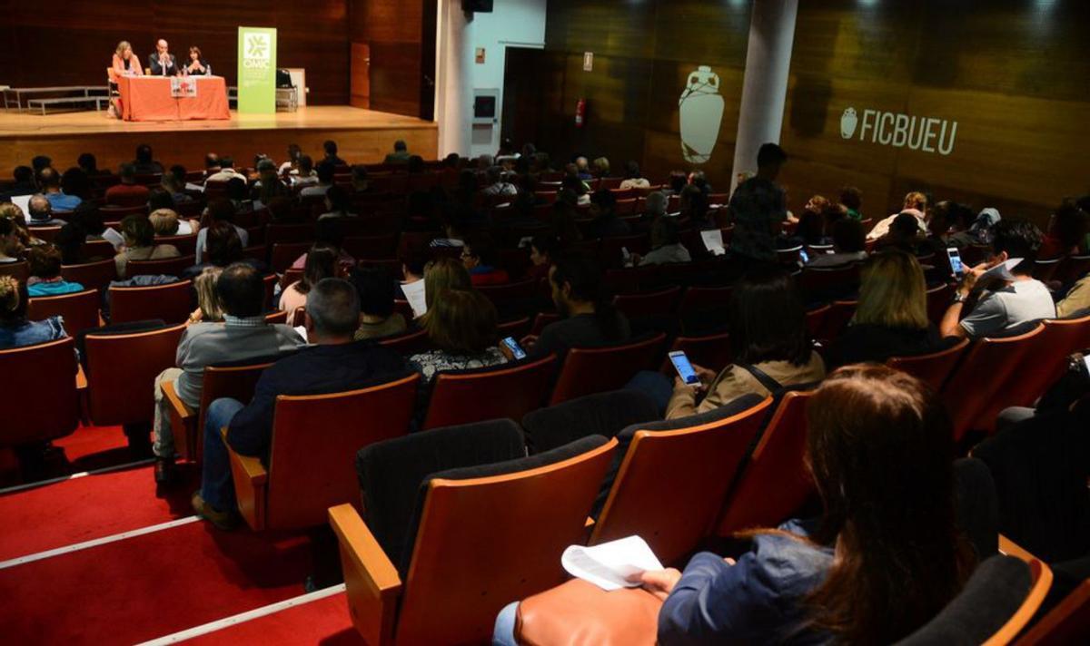 Imagen de archivo de una reunión con los afectados. | // G. NÚÑEZ