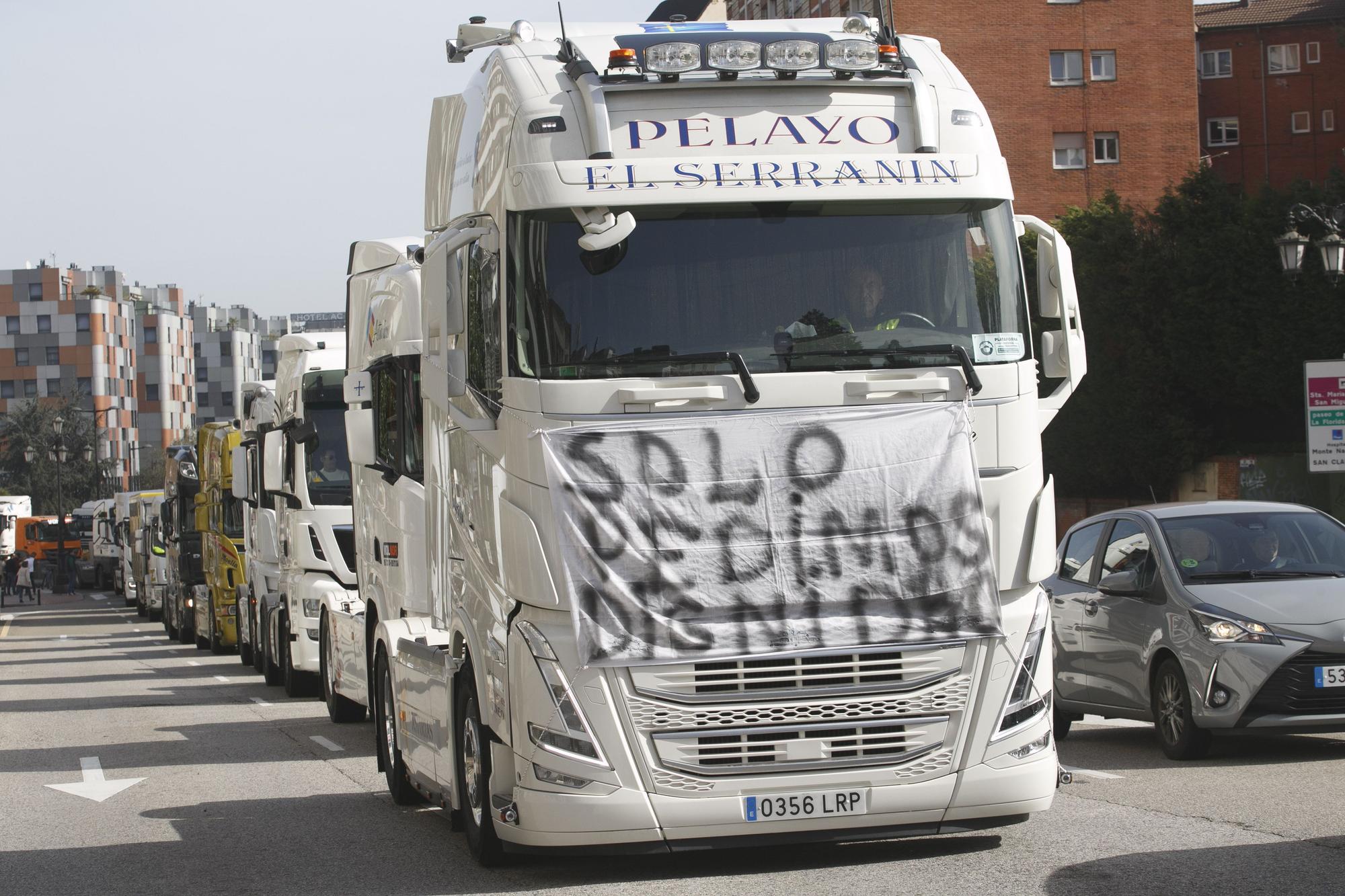 EN IMÁGENES: Los transportistas inundan las calles de Oviedo de camiones para visibilizar su protesta