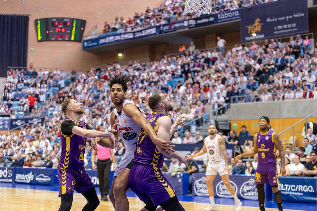 El Obradoiro arrasa en la 'guerra' con el Palencia El Obradoiro arrasa en la 'guerra' con el Palencia