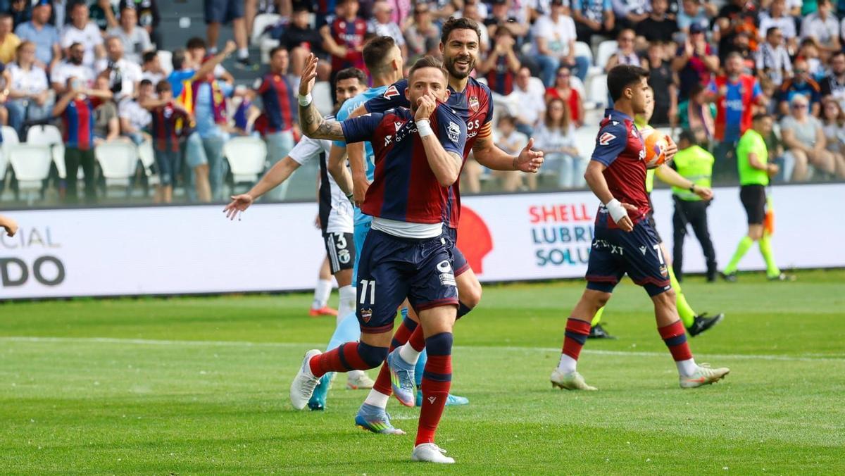 Morales celebra su gol ante el Burgos.