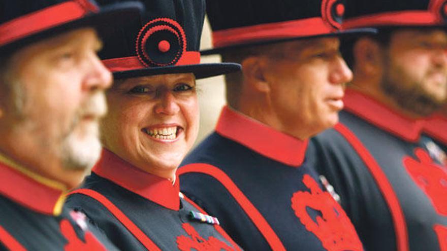 Moira Cameron, la primera mujer en trabajar como guardia de la Torre de Londres, con algunos compañeros.