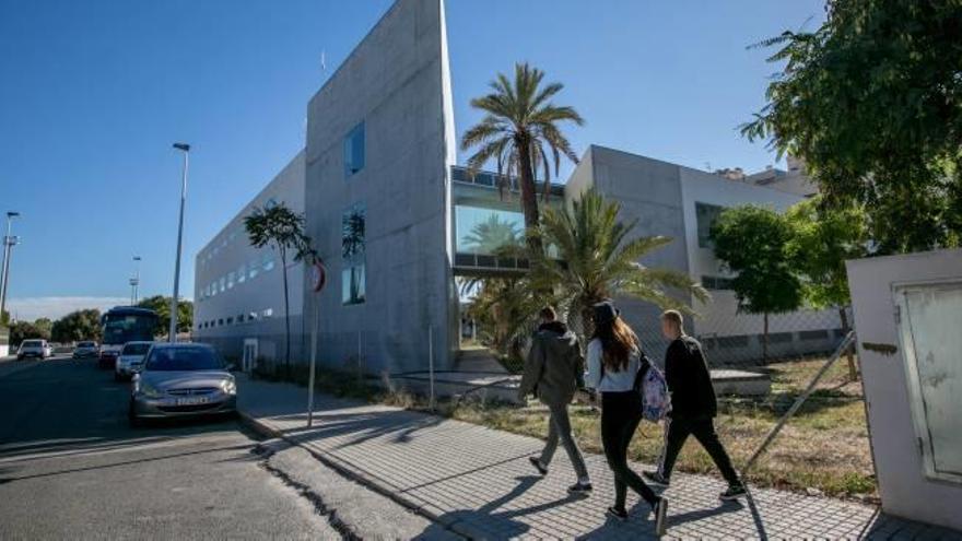 La residencia juvenil de Altabix, junto a la Ciudad Deportiva, permanece cerrada desde que fue construida por 2,4 millones.