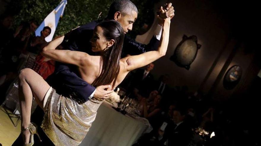 Obama intenta bailar tango en Buenos Aires.
