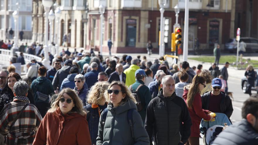 El Viernes Santo con Gijón a rebosar, en imágenes