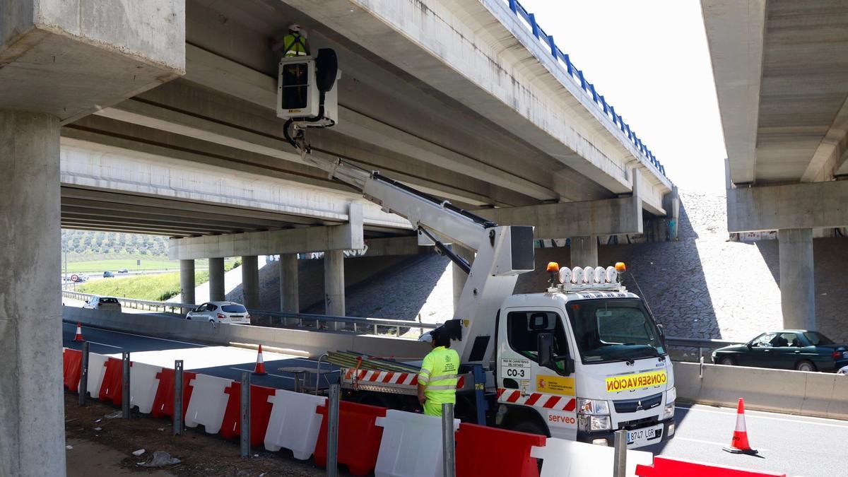 Los operarios trabajan en el puente afectado en la A-4 en Córdoba.