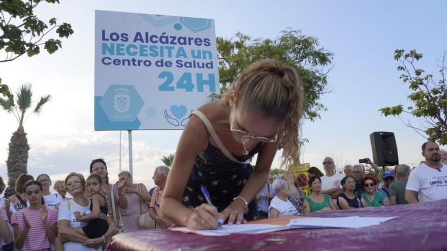 Los Alcázares entrega cerca de 15.000 firmas para exigir un centro de salud 24 horas y rechazar la incineradora sanitaria