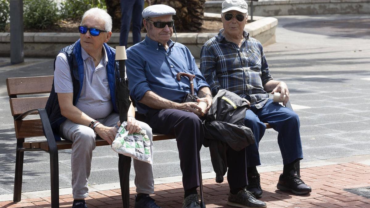 Un grupo de pensionistas en un parque de València.