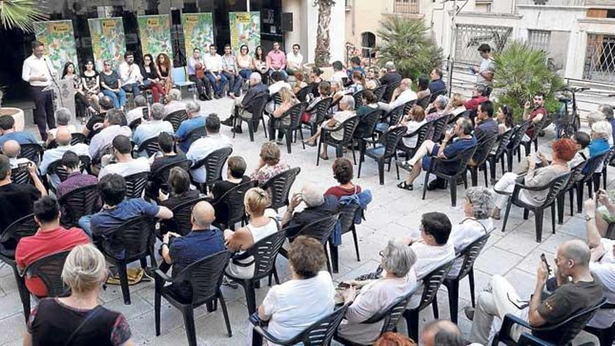 La audiencia pública se celebró ´a la fresca´ en la plaza del teatro Xesc Forteza.