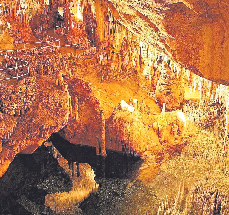 Las cuevas poseen uno de los lagos subterráneos mayores del mundo