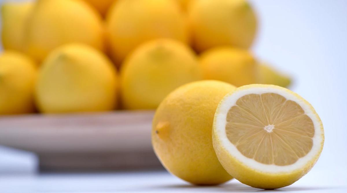 El limón contiene una gran proporción de vitamina C.