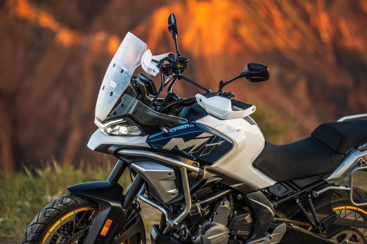 Ön tekerlekte dört pistonlu J.Juan radyal kaliperli iki adet 320 mm disk bulunur.