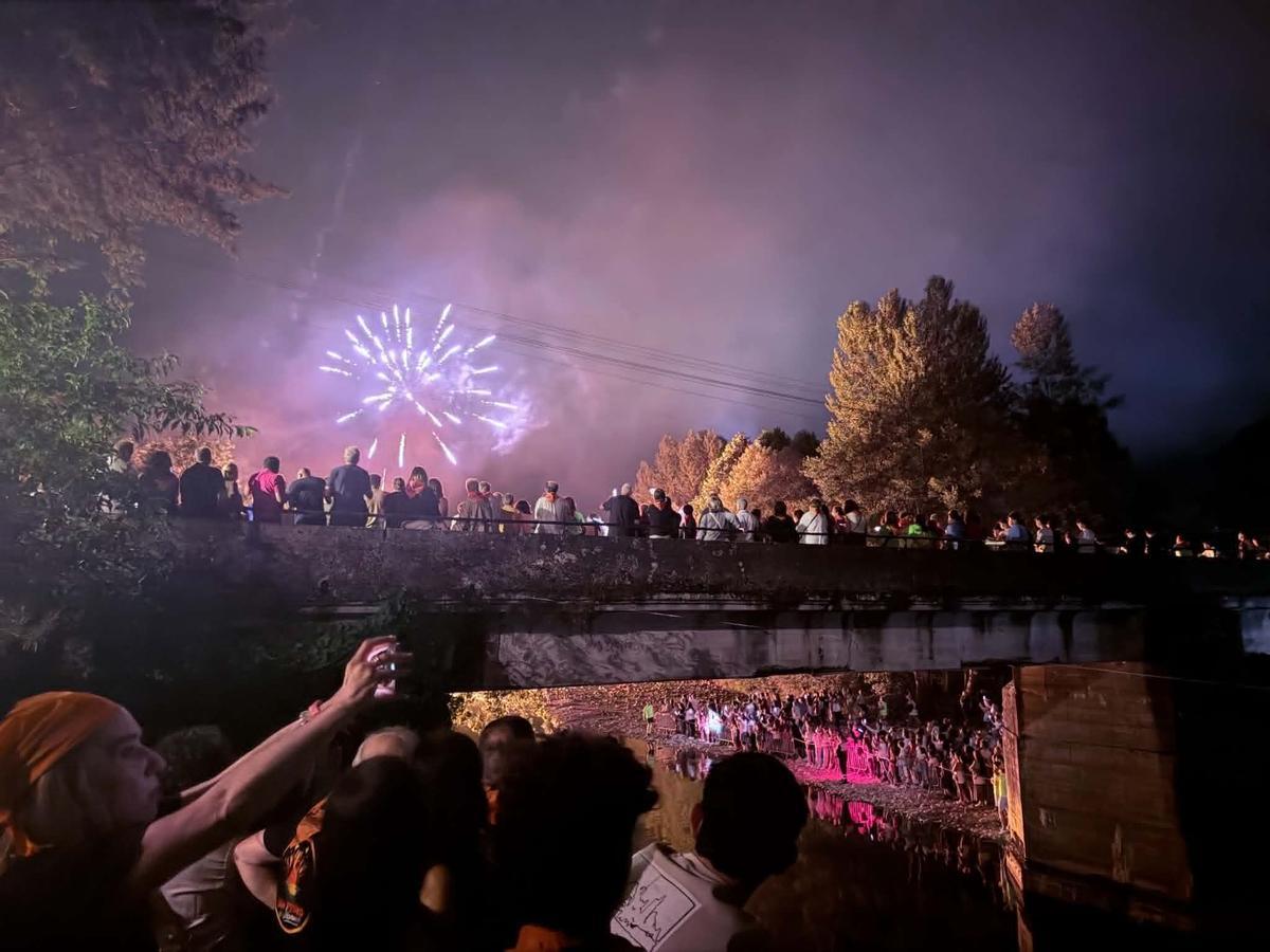 Fuegos artificiales, en Villanueva, vistos desde el Sella.