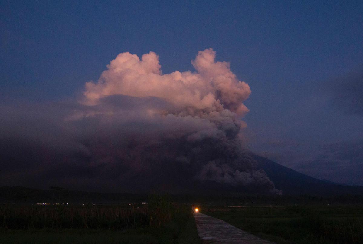 La isla de Java (Indonesia), en alerta por la erupción del volcán Semeru