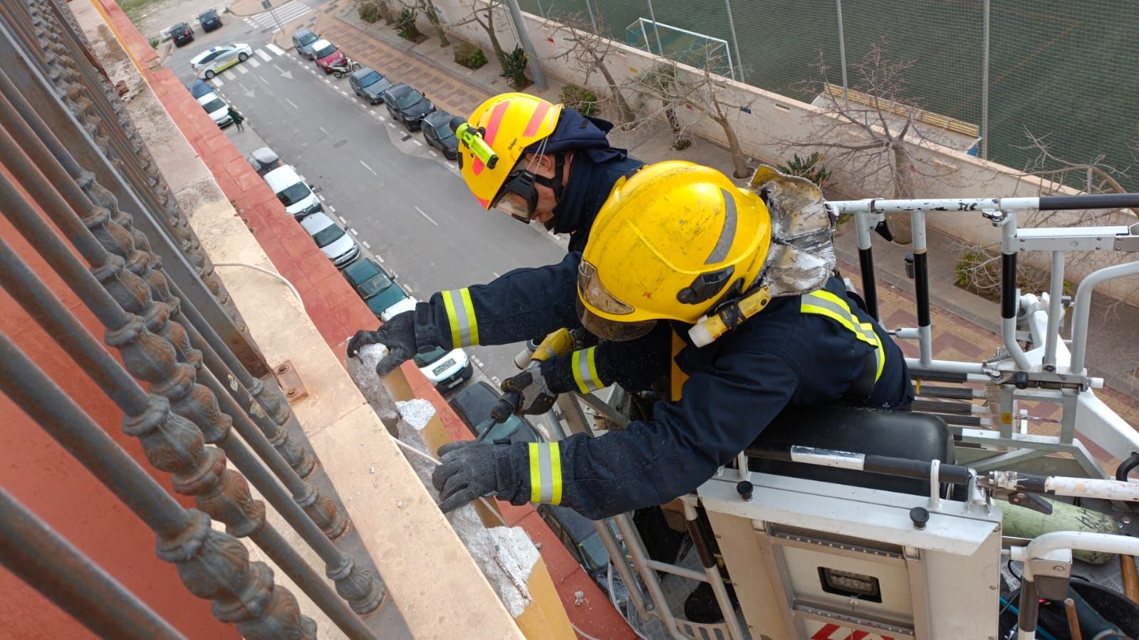 Intervenciones de los bomberos por caídas de cascotes y elementos de fachadas a causa del viento.