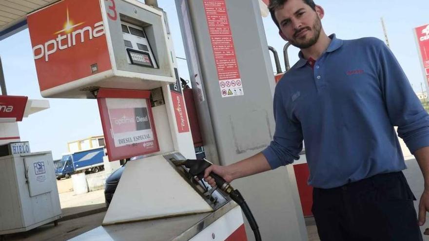 Roberto Alcalde atiende la gasolinera Fontanillas, de Fontanillas de Castro.