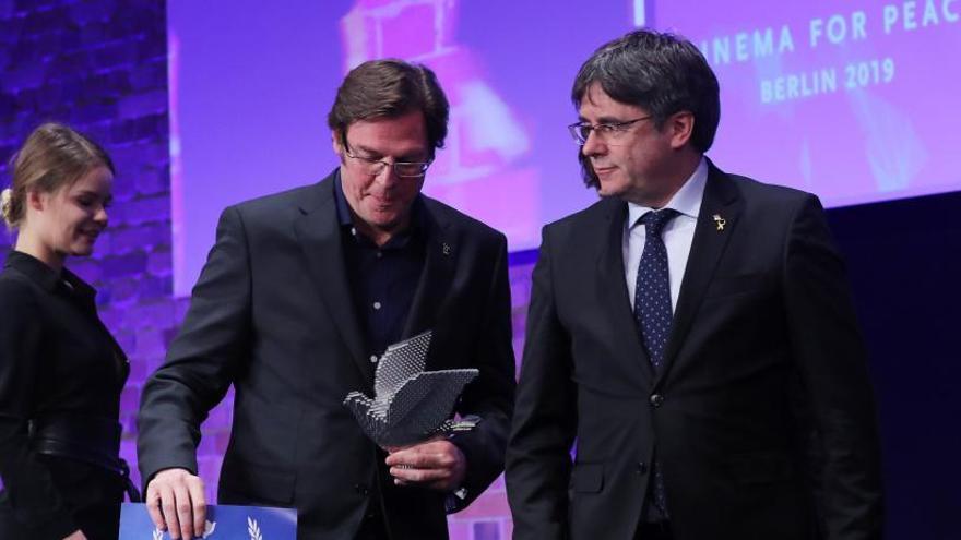 Puigdemont entrega el premio a &#039;Dos Cataluñas&#039;.