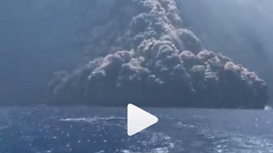 Un vídeo muestra la erupción del Estrómboli persiguiendo un yate