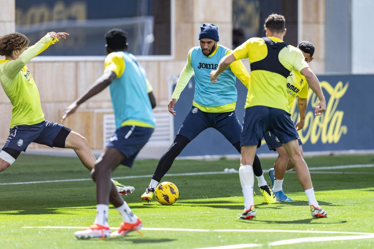 Étienne Capoue intenta superar a Carlos Romero (i) y Santi Comesaña (d) en el entrenamiento previo al partido ante el Atlético en la Ciudad Deportiva amarilla.