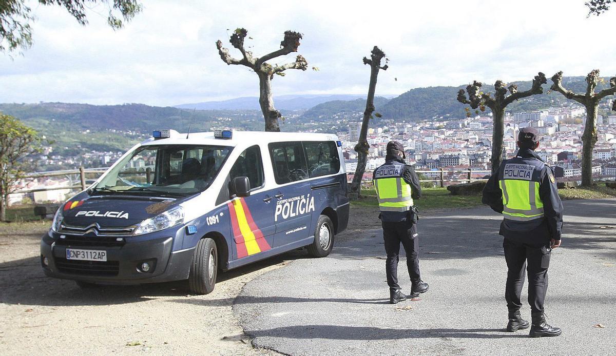 Agentes de la Policía Nacional, durante un control en las afueras de Ourense. | IÑAKI OSORIO