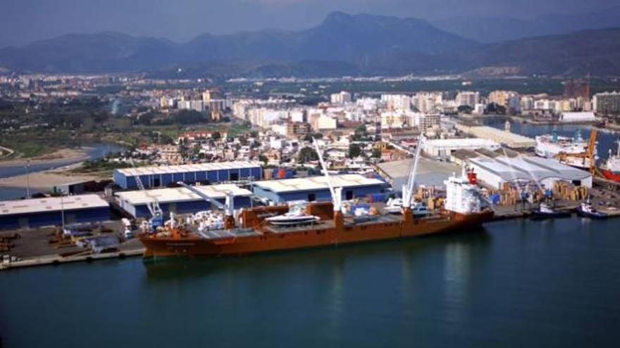 Una imagen aérea del puerto de Gandia con un gran buque mercante amarrado al muelle del Serpis y otro de Baleària en el muelle Sur.