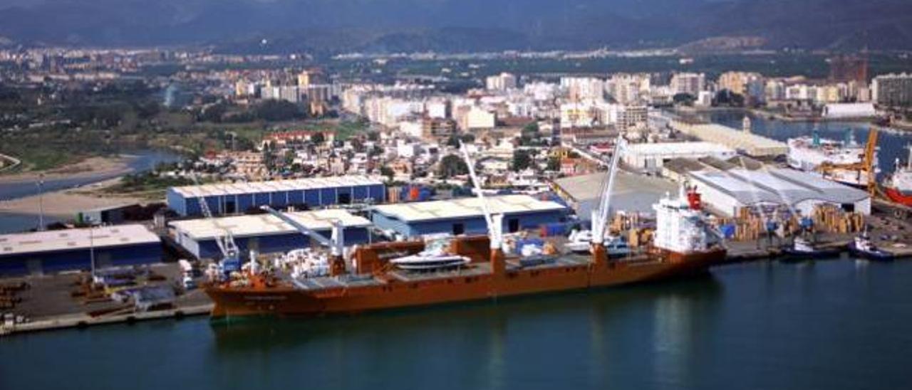 Una imagen aérea del puerto de Gandia con un gran buque mercante amarrado al muelle del Serpis y otro de Baleària en el muelle Sur.