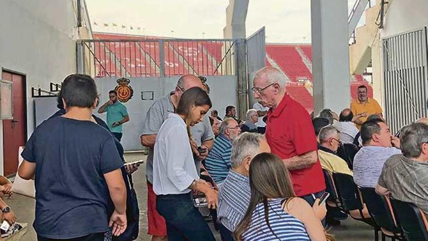 Aficionados esperan su turno para sacar su abono.