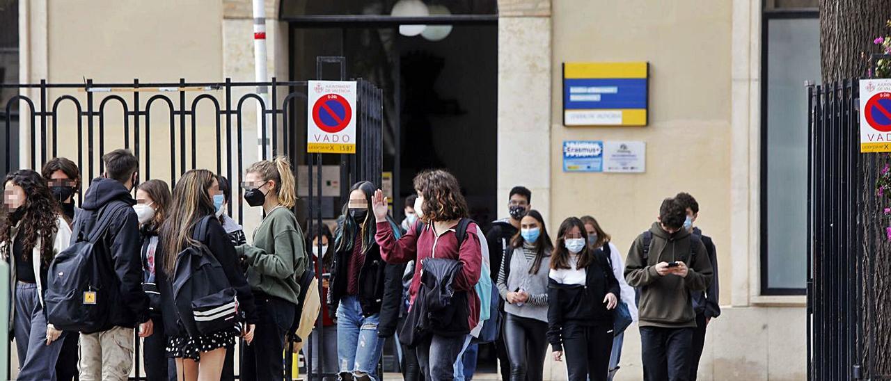 Jóvenes a la puerta del Institut Lluís Vives de València durante el anterior curso escolar.  | M. A. MONTESINOS