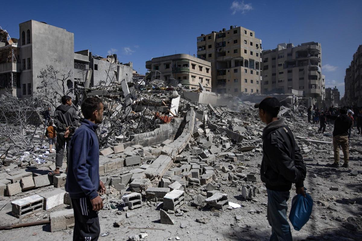 Palestinos inspeccionan una casa destruida tras un ataque aéreo israelí en la ciudad de Gaza, este miércoles.