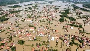 La población de Bihać, situada en Bosnia y Herzegovina, completamente inundada.