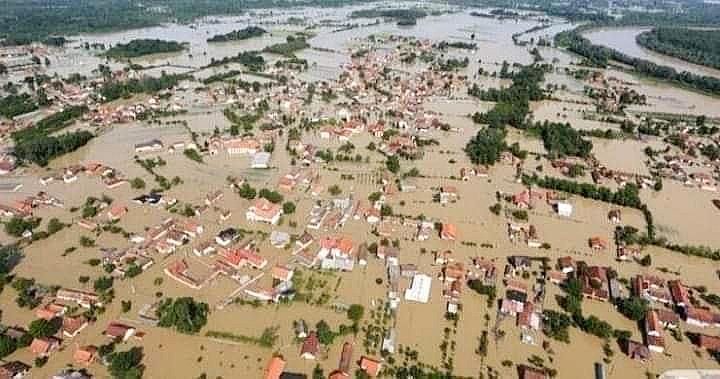 La población de Bihać, situada en Bosnia y Herzegovina, completamente inundada.