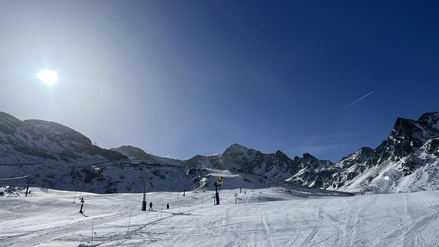 Diversos esquiadors a les pistes andorranes d'Ordino Arcalís