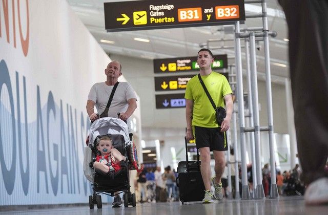 La ministra de Transportes, Raquel Sánchez, inaugura las terminales del Aeropuerto Tenerife Sur