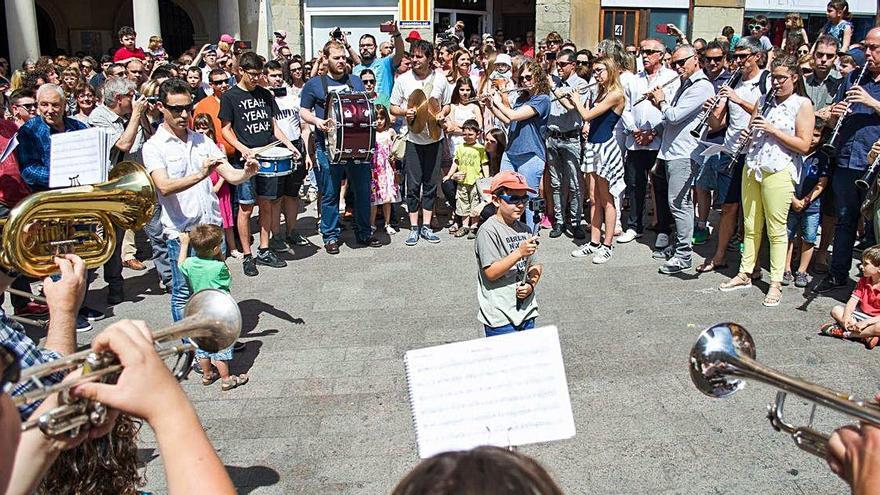 Interpretant el ball de l&#039;àliga al mig de la plaça de Sant Pere el dia del ple de l&#039;Ascensió, el 2017