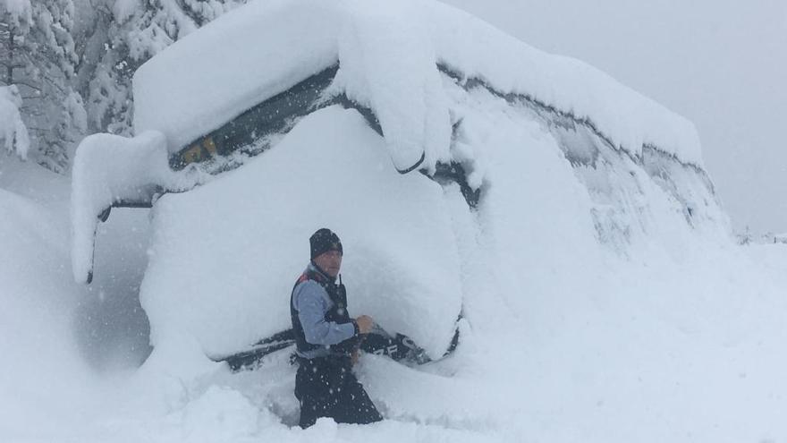 Un mosso al costat de l&#039;autocar enterrat per la neu a Saldes