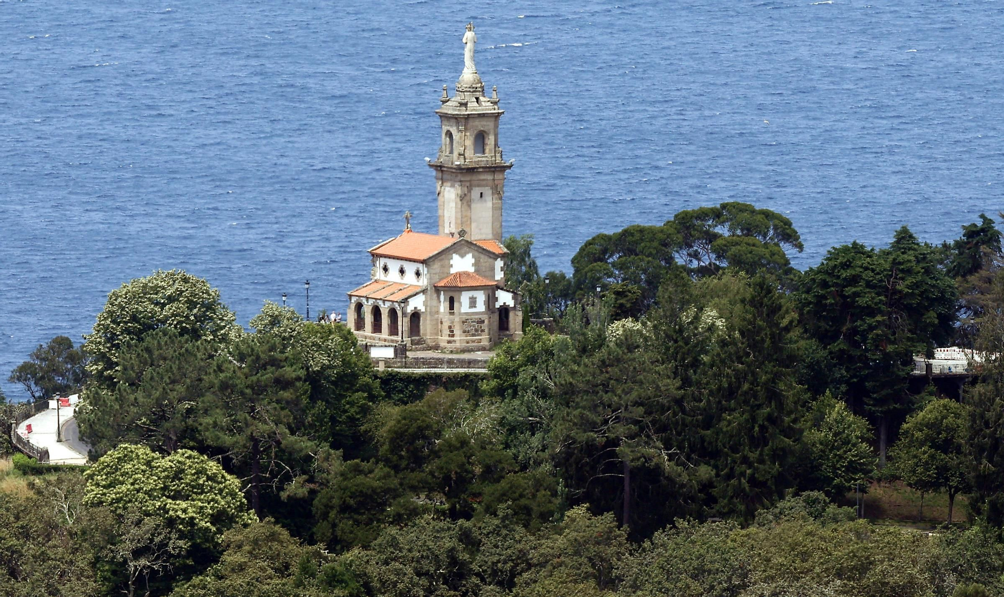 Ermita de A Guía con el Cristo Redentor en la cima de su campanario, en el Monte de A Guía en el barrio de Teis