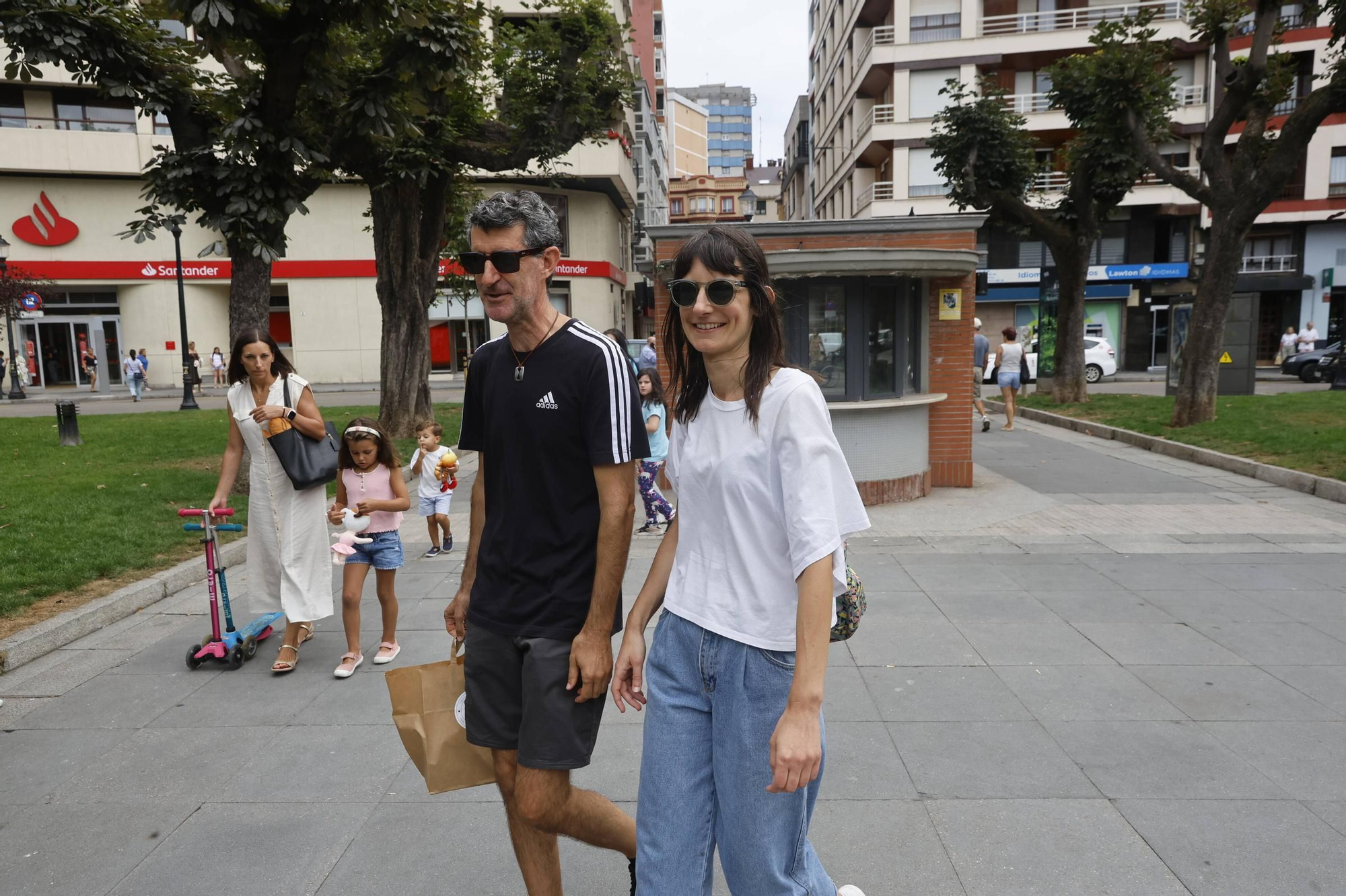 ¿Qué pasa con el quiosco de la plazuela de San Miguel? Un desierto que "apena" en Gijón (en imágenes)