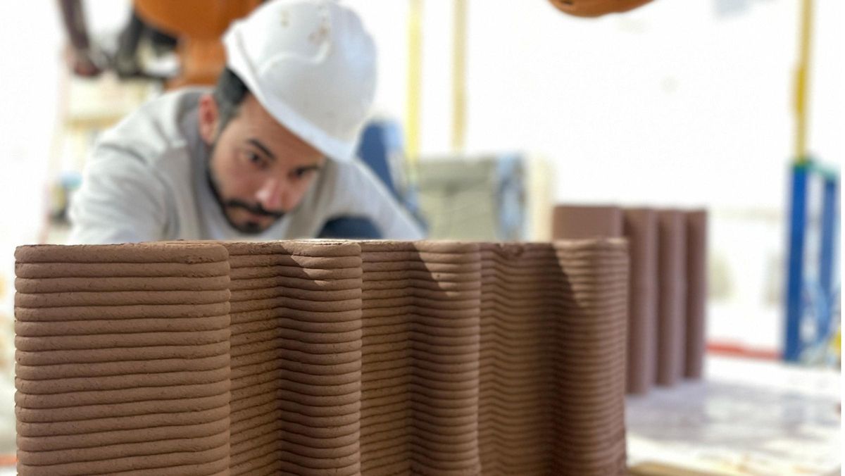 Un treballador de l’empresa durant el procés de fabricació additiva.