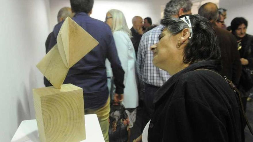 Una mujer contempla una de las esculturas de la muestra &#039;El eterno girar&#039;.