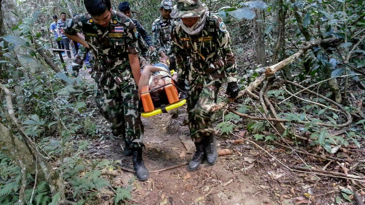 La turista francesa Muriel Benetulier es llevada al hospital tras ser mordida por un cocodrilo al intentar hacerse un selfi con el animal, en el parque nacional de Khao Yai, en Bangkok (Tailandia), el 1 de enero.