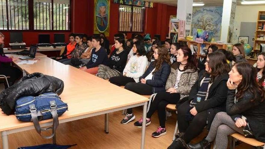 Un momento de la charla de ayer en el IES As Barxas. // G. Núñez