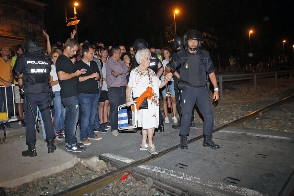 Los manifestantes protestan contra el AVE