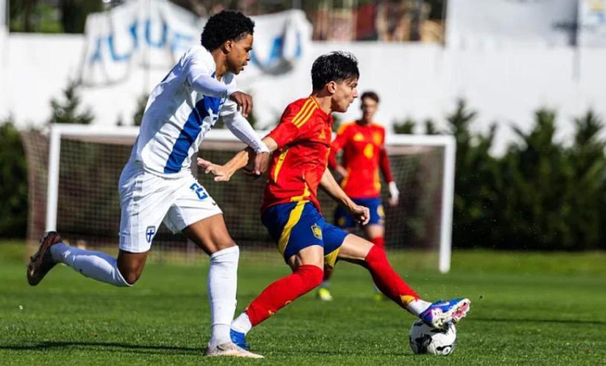 Rubén Gómez, en un choque con la selección.
