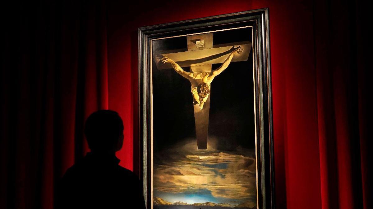 Una persona contempla &quot;El Crist de Portlligat&quot; exposat al Teatre-Museu Dalí de Figueres.
